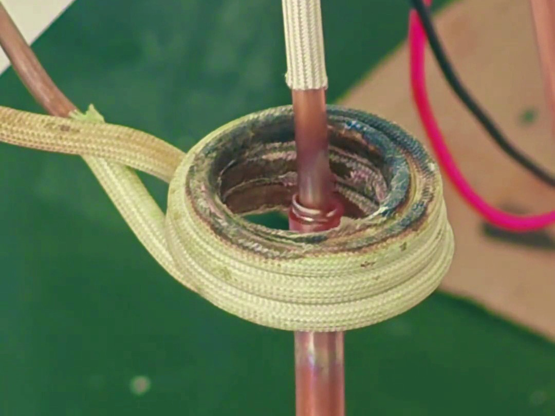 高頻加熱機(jī)是非常適合做銅管加熱、銅管焊接這樣的工藝