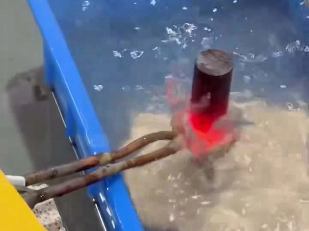 真神奇了，在水中也能用高頻加熱機(jī)加熱金屬材料