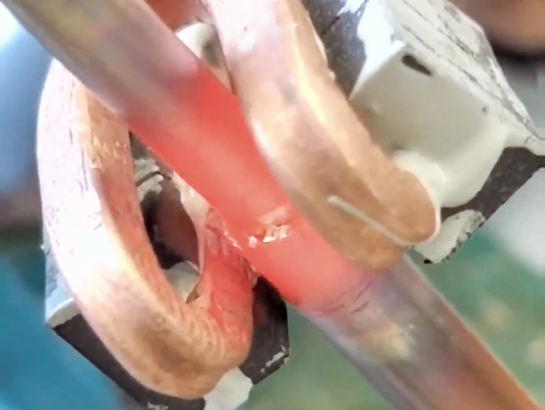 使用手持式高頻機焊接銅管的優(yōu)勢，一臺機器頂三個工人