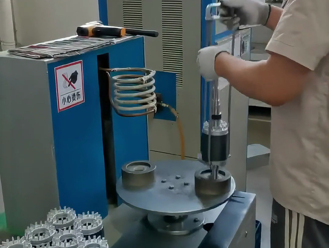 用中頻感應(yīng)加熱設(shè)備，將轉(zhuǎn)子軸芯加熱至200°C后裝入定子