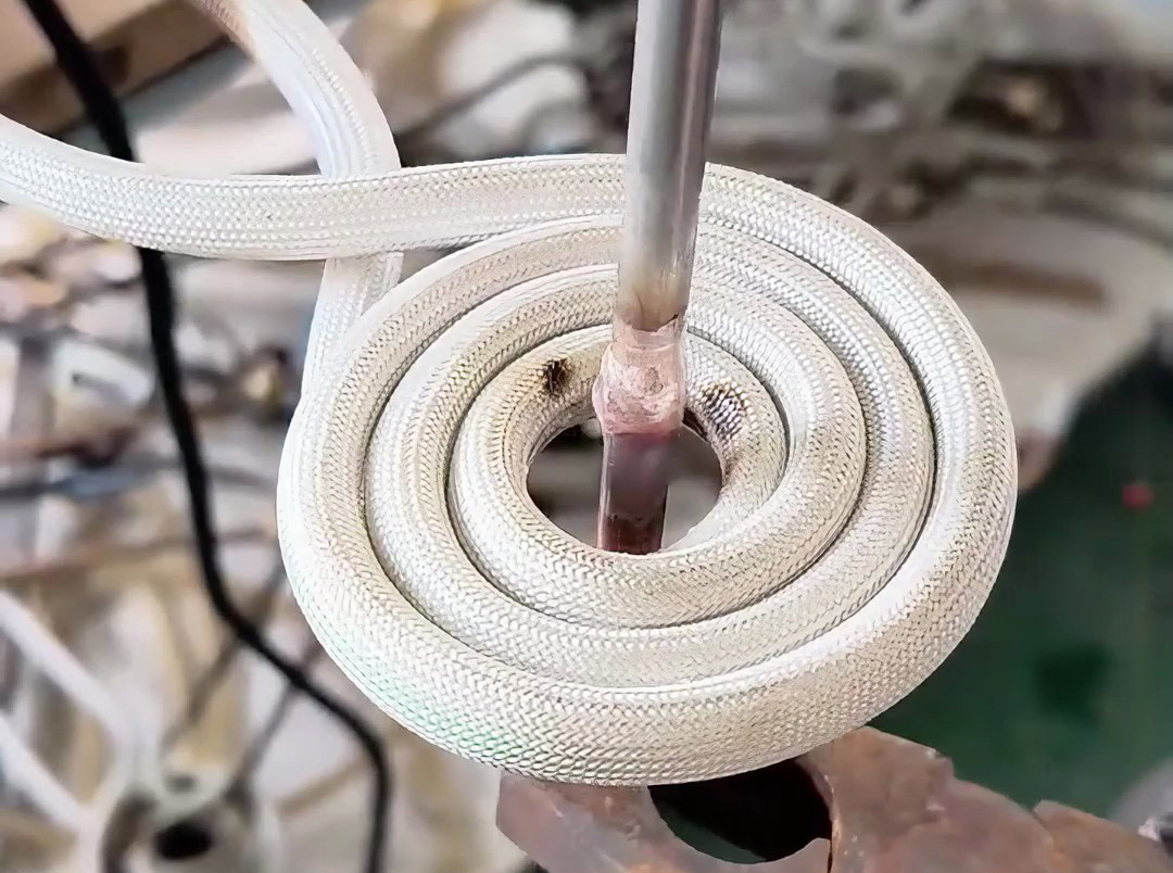 使用高頻焊接機(jī)對(duì)銅鋁管實(shí)施焊接，整個(gè)過(guò)程只要5-7秒鐘就可以完成