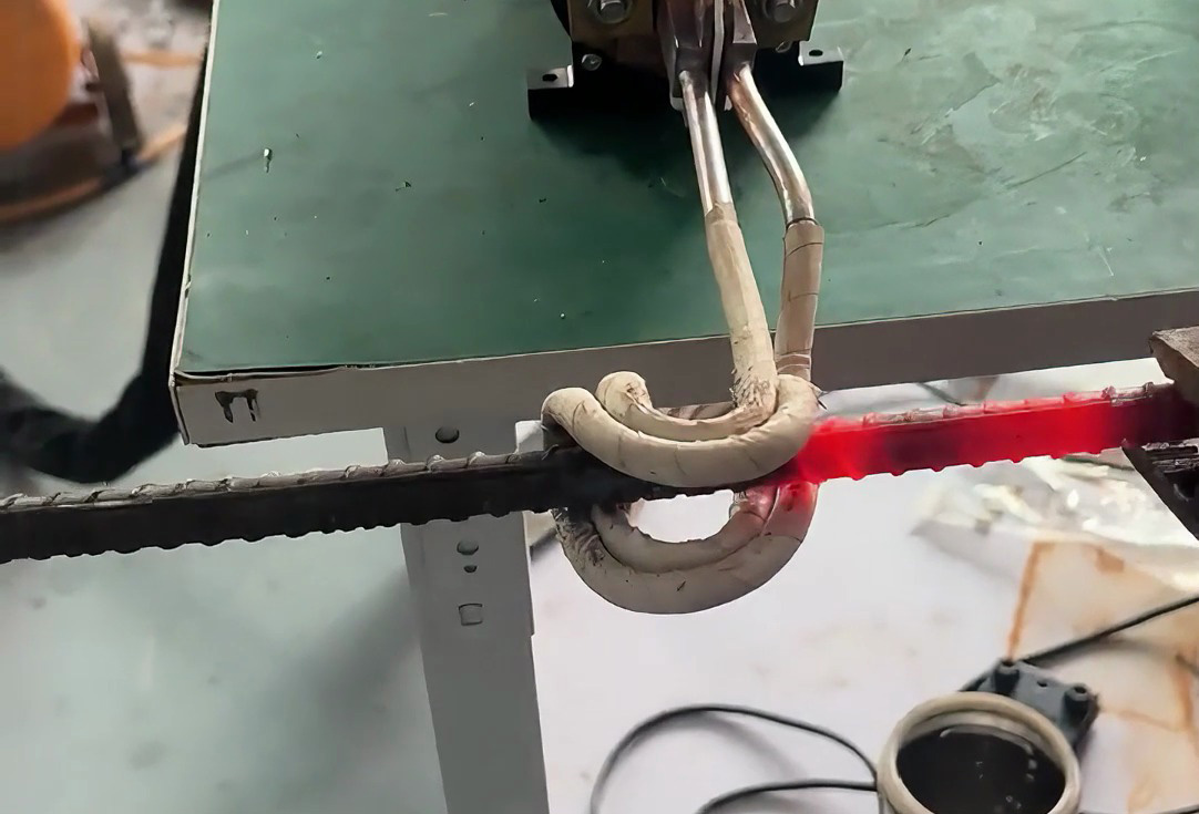 手持式高頻加熱機(jī)配備U型開口線圈對螺紋鋼筋進(jìn)行在線加熱測試