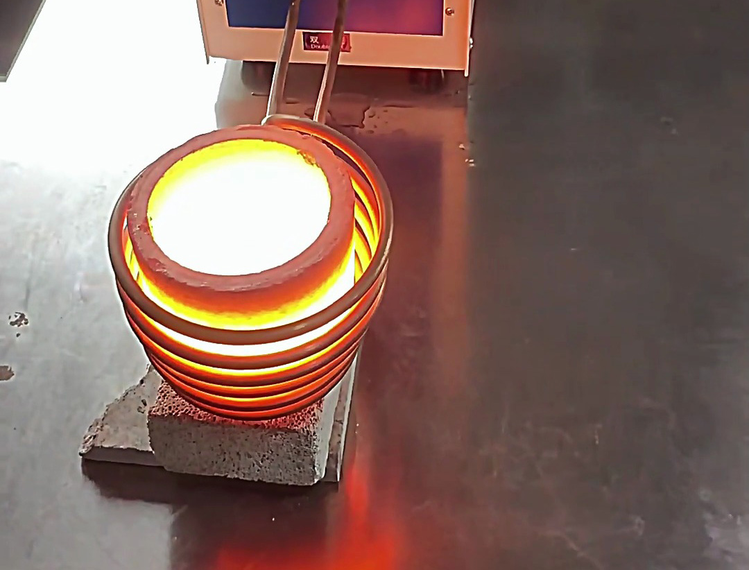 220V小型熔煉爐 是一種非常適用于實驗室、教學(xué)、貴金屬回收、首飾加工等場景