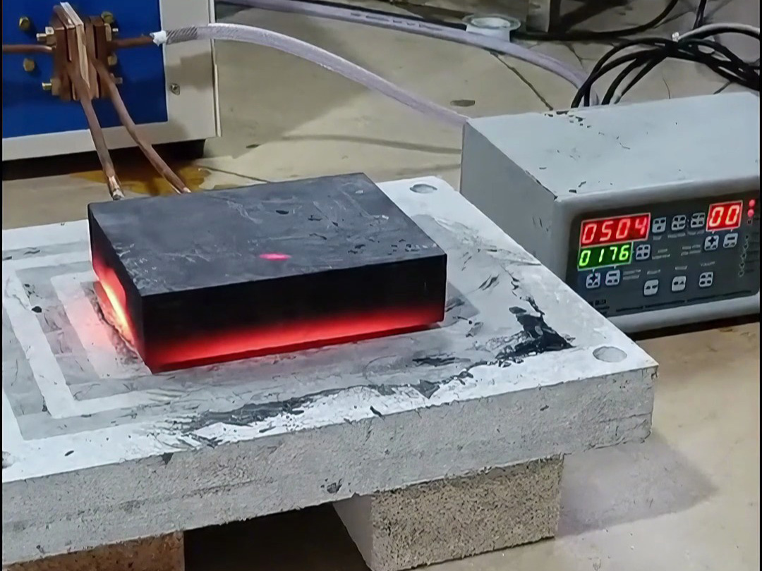 石墨模具加熱就使用高頻加熱機(jī)，導(dǎo)磁材料都可以高頻加熱