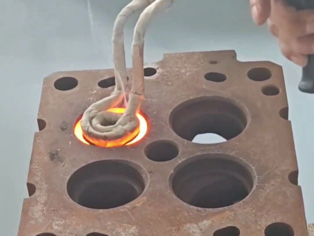 用手持式高頻加熱機(jī) 來(lái)測(cè)試一下能不能加熱氣門(mén)座圈