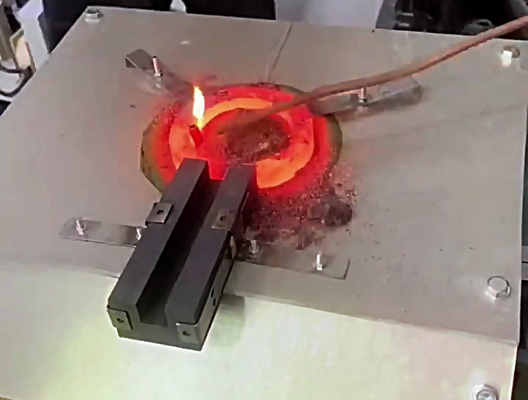 非標(biāo)定制支持！海拓中頻熔煉爐如何滿足你的工業(yè)生產(chǎn)需求