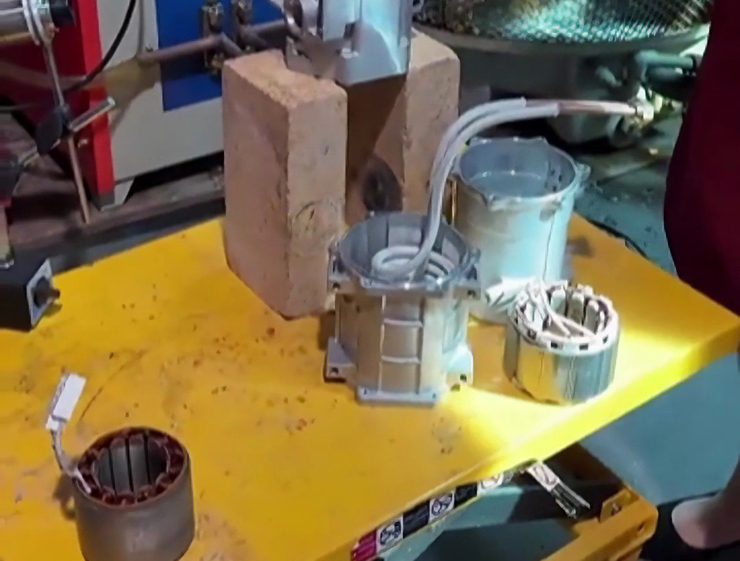 電機(jī)殼體熱裝新工藝，告別火焰加熱！感應(yīng)加熱方式電機(jī)殼體熱裝方法更均勻更安全