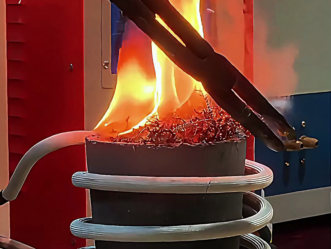 小型高頻熔煉爐，廢鐵屑熔煉只要5分鐘就可以熔煉一爐