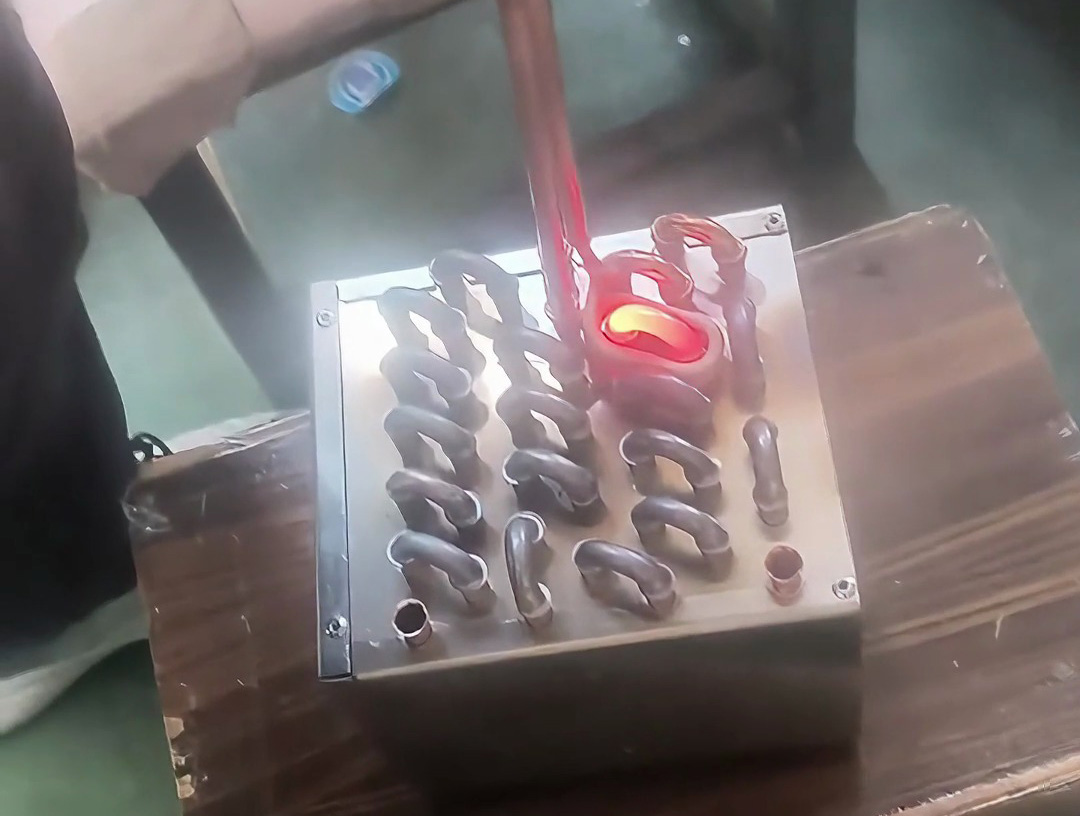 冷凝器U型銅管焊接全過程！手持高頻焊機(jī)效率提升3倍