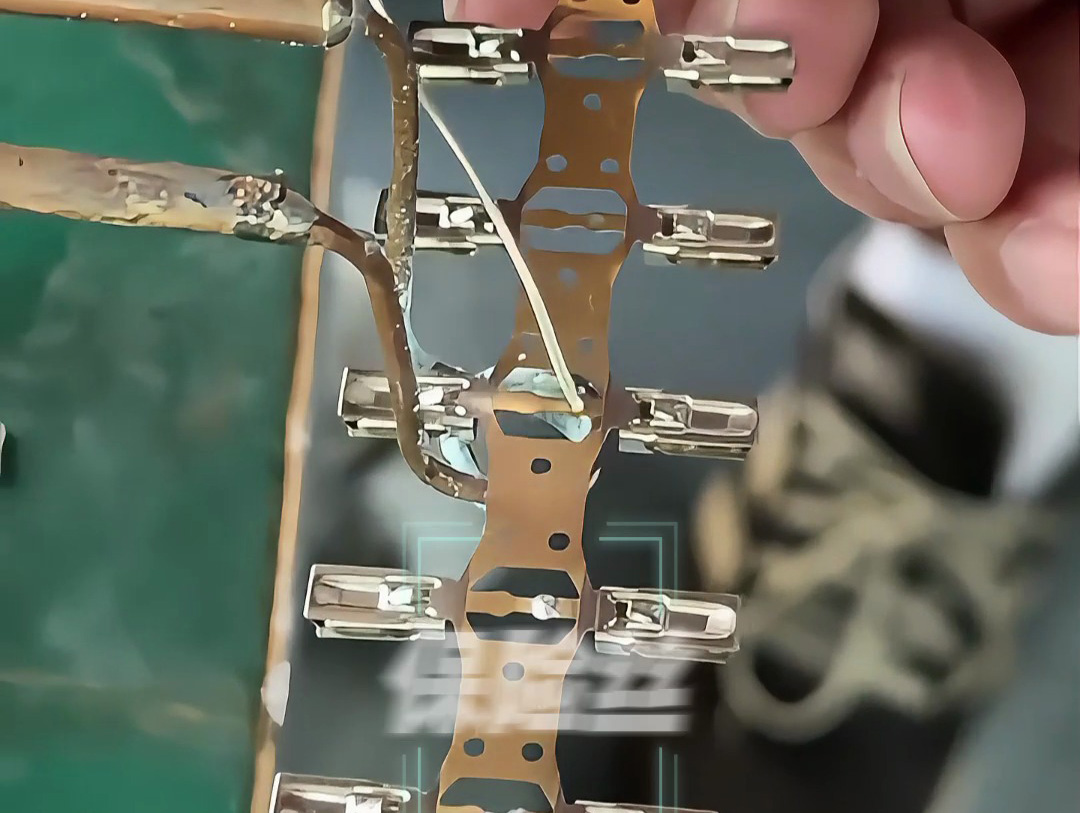 工人如何用超高頻焊接機完成保險絲焊接？高清畫面展示全過程！