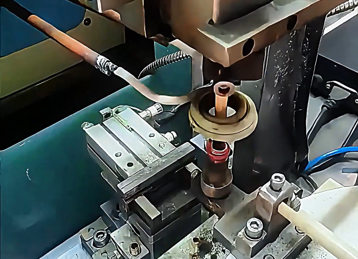 銀觸點高頻自動化焊接設(shè)備，支持多材料組合焊接及特殊工藝需求