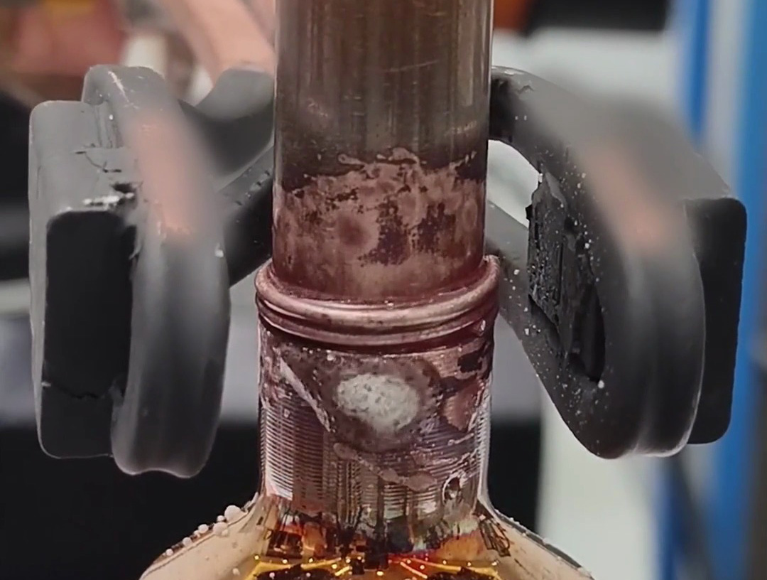 機械手帶動手持式高頻焊機左扭右擰，這樣焊接銅管效果更均勻