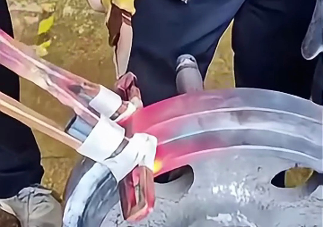 一種類(lèi)行車(chē)輪表面淬火熱處理工藝測(cè)試，利用感應(yīng)加熱設(shè)備局部感應(yīng)熱處理工藝